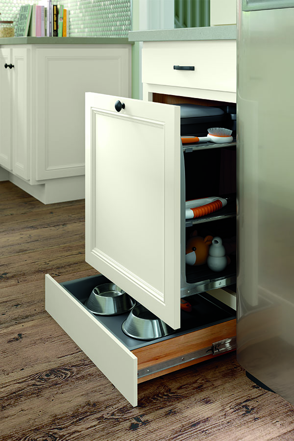 /-/media/thomasville/products/cabinet_interiors/tstpetcenterlcots2.jpg